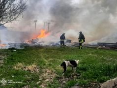 Спасатели ликвидируют пожар после обстрела Херсона, 27.03.25. Фото: ГСЧС Украины