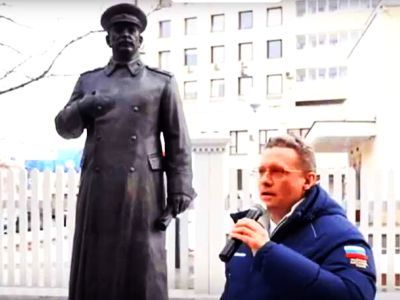 Губернатор Филимонов открывает памятник Сталину в Вологде. Фото: repost.news Губернатор Филимонов открывает памятник Сталину в Вологде. Фото: repost.news